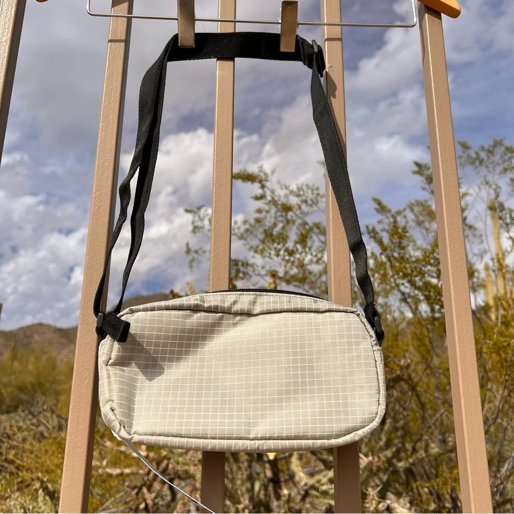 Urban Outfitters NWT Ripstop Rectangular Crossbody Pouch Gray W/Black Strap - Picture 5 of 10